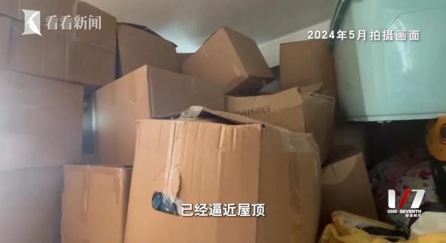 独居老人网购花费200万睡在快递上 囤积成瘾背后的心理隐情