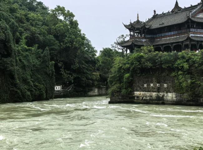 成都暴雨航拍都江堰再現(xiàn)奇觀 2000年智慧守護(hù)城市