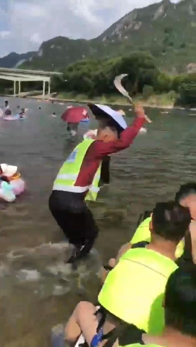 景区巡防员持镰刀刺破皮艇 当地回应 已严肃处理并调查