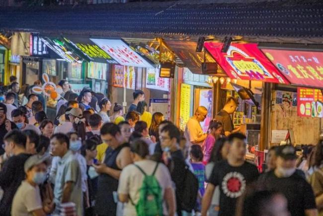 五星级酒店为何卷起“摆地摊”风潮 行业变革的“暗流涌动”