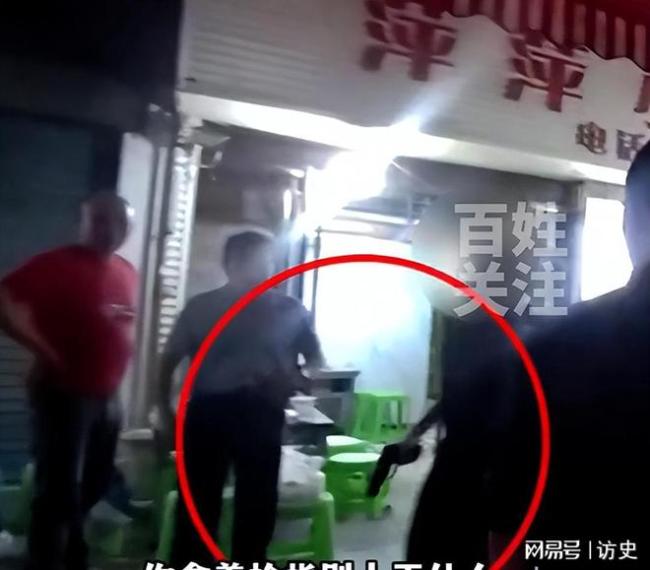 男子闹市掏“枪”与特警对峙 九块钱引发的闹剧