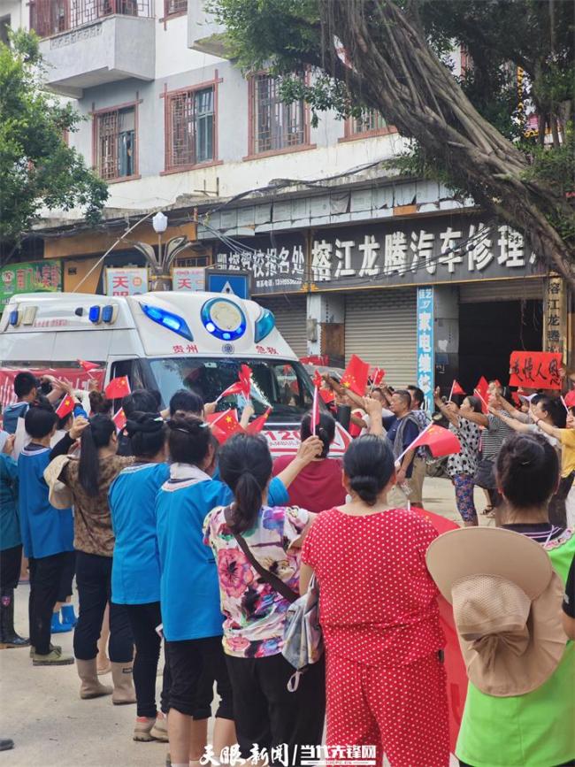 榕江百姓夾道歡送武警戰(zhàn)士 淚目送別恩人