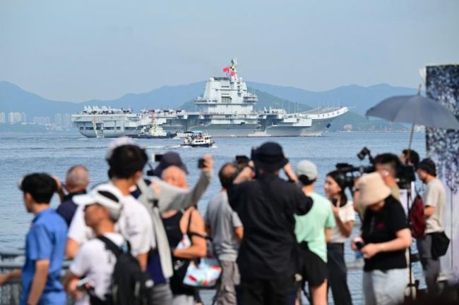 山東艦訪問香港,，700官兵排“國安家好”字樣，釋放三大信號