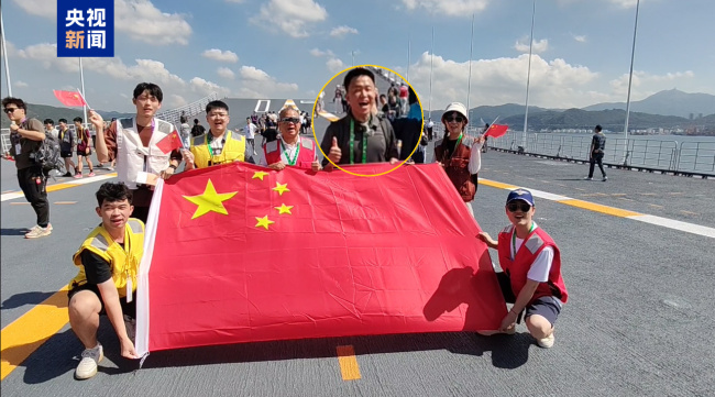 香港小哥搶不到山東艦的票爬山去追