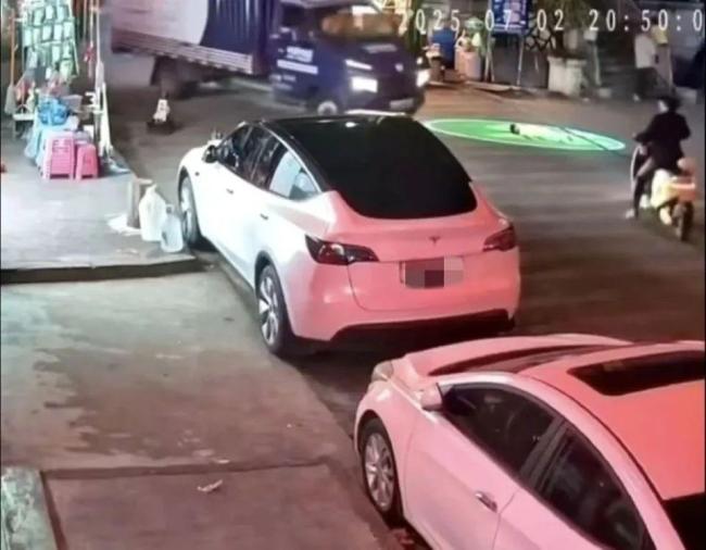 幼童躺街上玩耍被碾压身亡 司机发声 快递员正常行驶未察觉