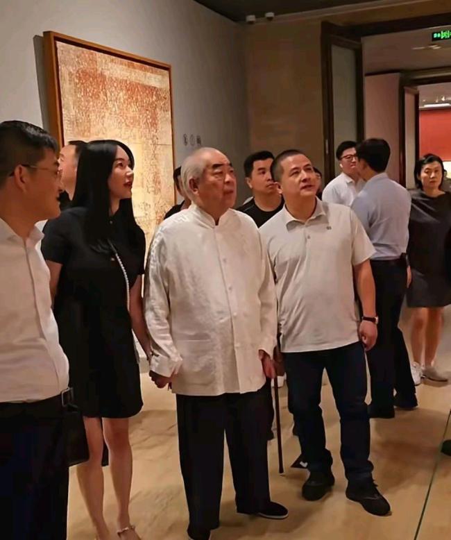 87岁范曾庆生 与小50岁妻子很恩爱 只羡鸳鸯不羡仙