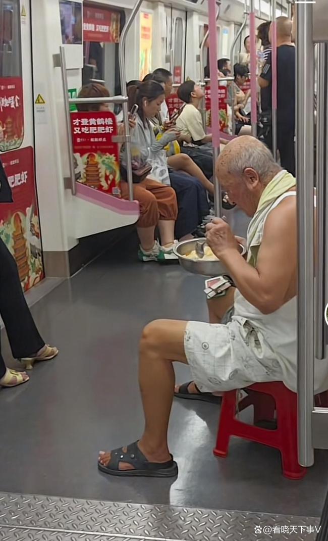 大爺自帶板凳在地鐵里蹭空調(diào)吃飯