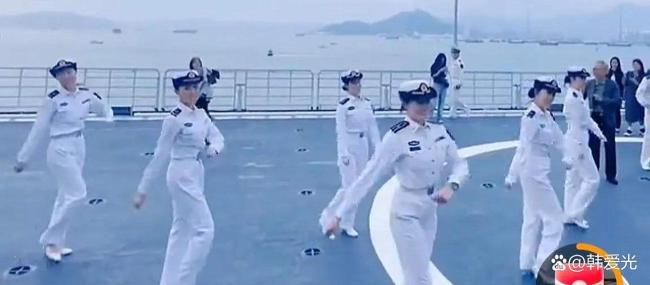 山东舰女兵被夸漂亮后想学粤语 军民互动温情满满
