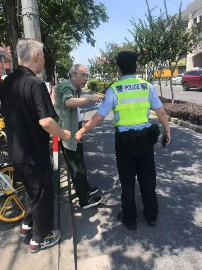 小哥高溫天中暑倒地 好心人救助