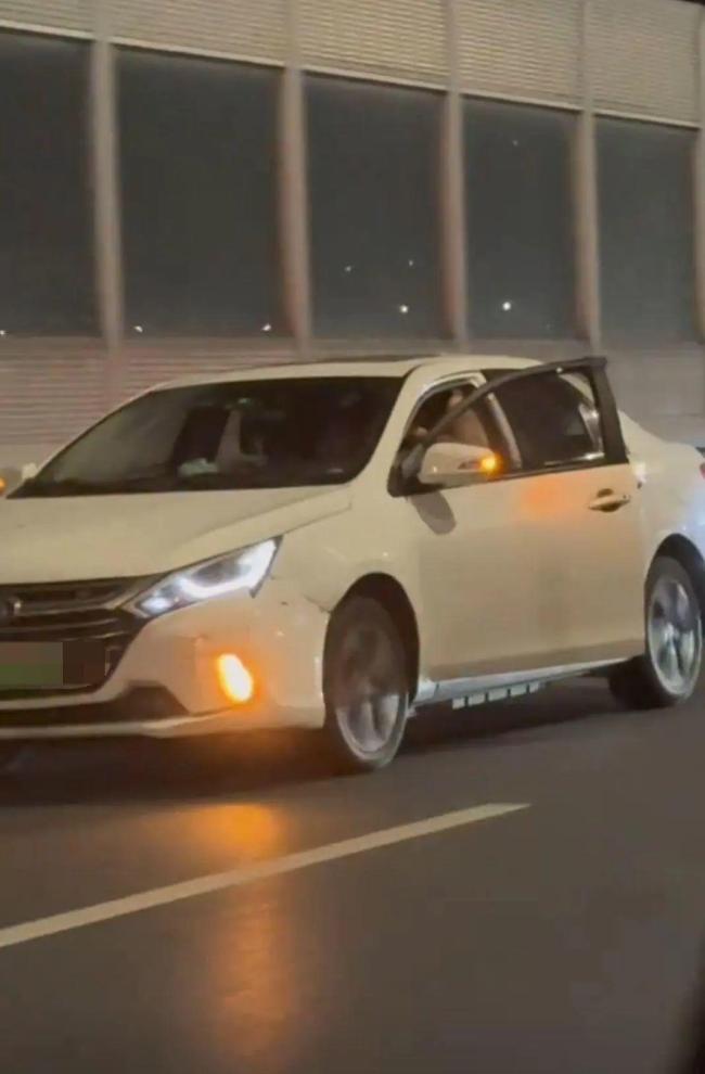 汽車(chē)在高架上開(kāi)著車(chē)門(mén)行駛 交警回應(yīng)