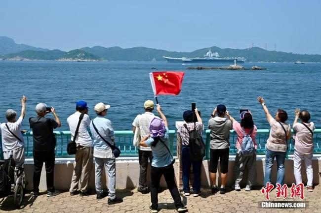 香港市民送别山东舰编队 场面震撼 国旗飘扬情感浓