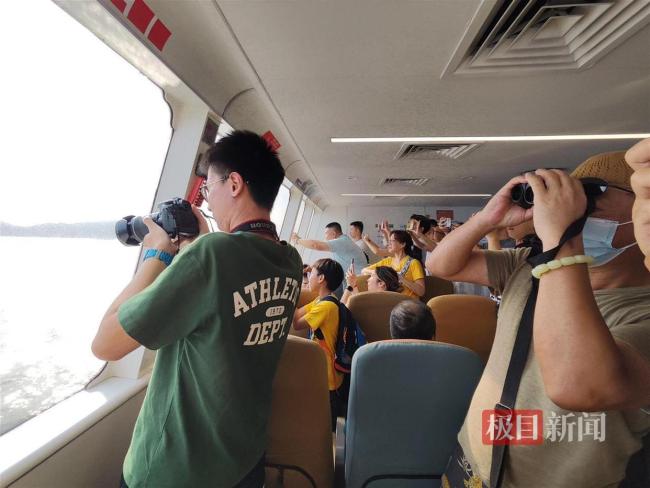 没抢到票的香港市民远眺山东舰 海上观舰热