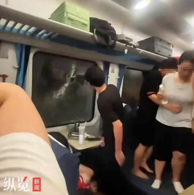 央视网评列车故障乘客砸窗事件