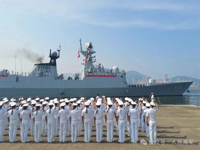 香港民眾租船伴航送行山東艦編隊 深情告別引發(fā)共鳴