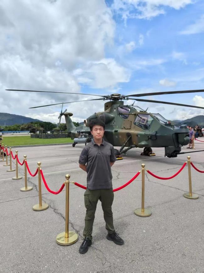 香港“揮旗哥”登上山東艦 五星閃耀皆為信仰
