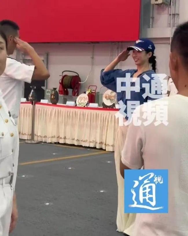 奧運(yùn)冠軍江旻憓與兵哥哥互相敬禮