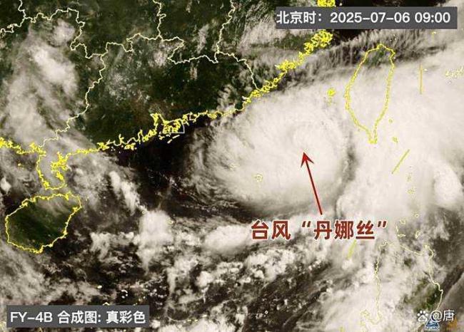 台湾省一广告牌被台风“丹娜丝”腰斩 风魔肆虐引发关注