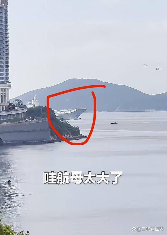香港民众挥舞国旗送别山东舰 自信与骄傲的展现