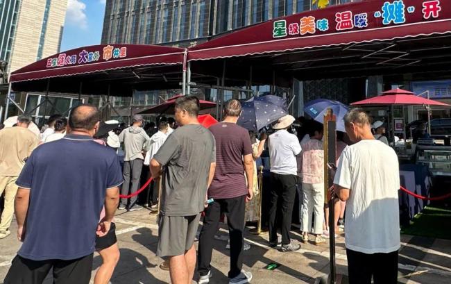 高端酒店擺地攤現(xiàn)場排隊快200米 日入3萬引熱議