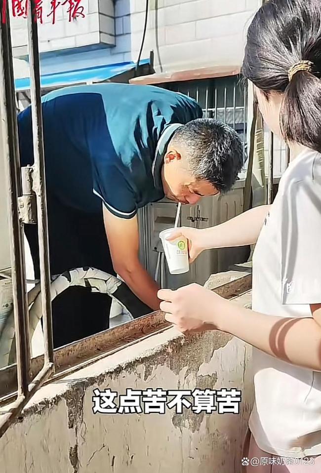 15歲女生暑假幫父親裝空調(diào)走紅 汗水澆灌的青春