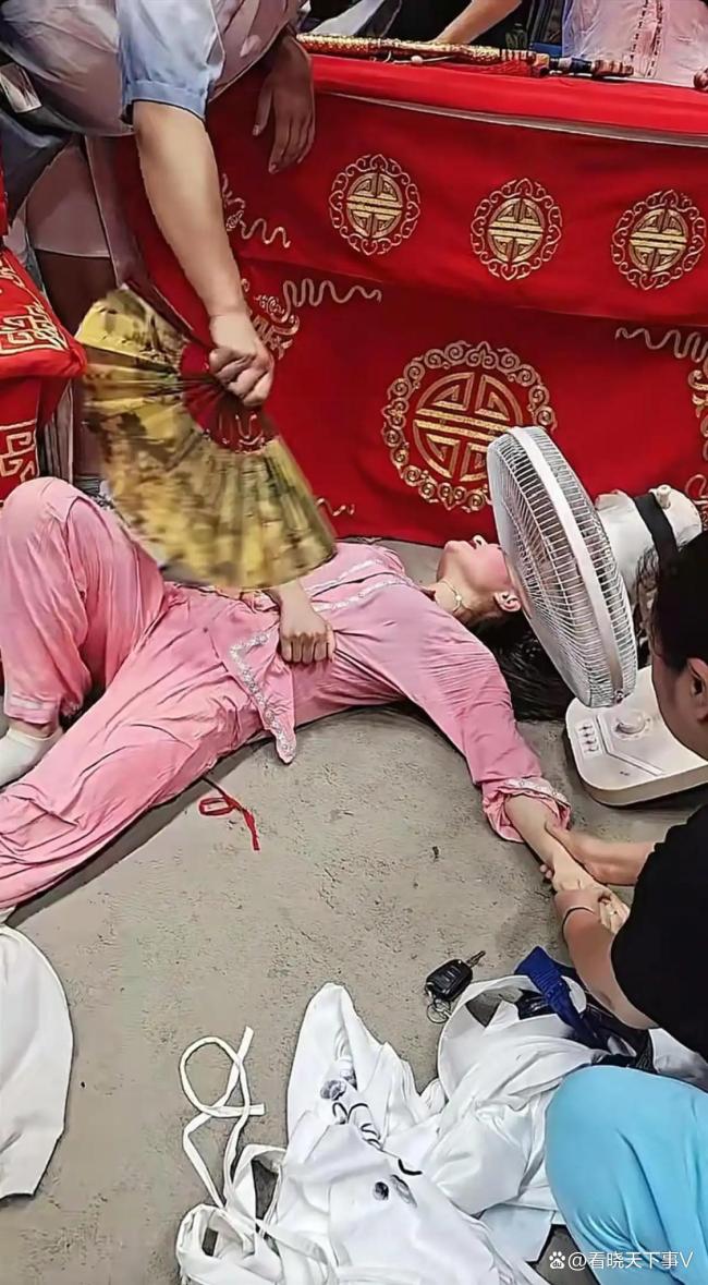 戏曲演员中暑栽倒知情人发声