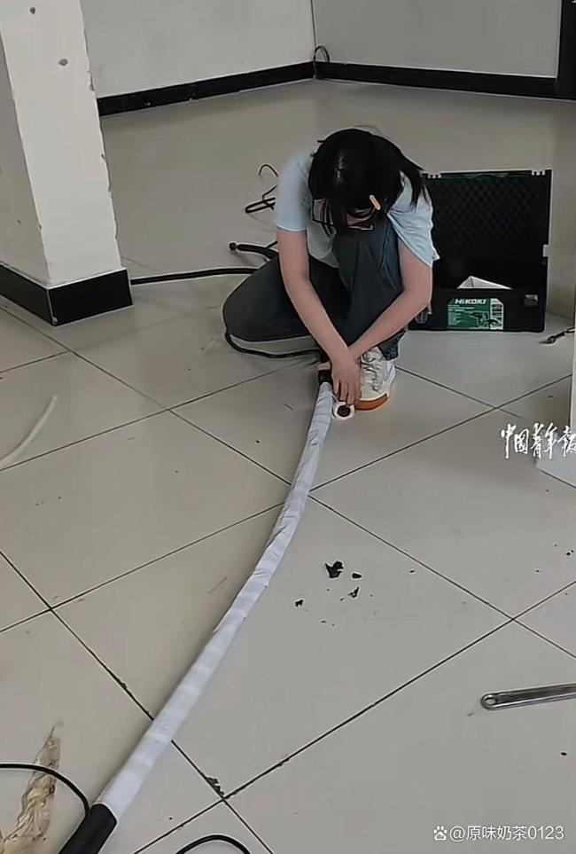 15歲女生暑假幫父親裝空調(diào)走紅 汗水澆灌的青春