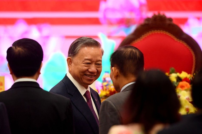 特朗普想捏軟柿碰到很多硬骨頭,！