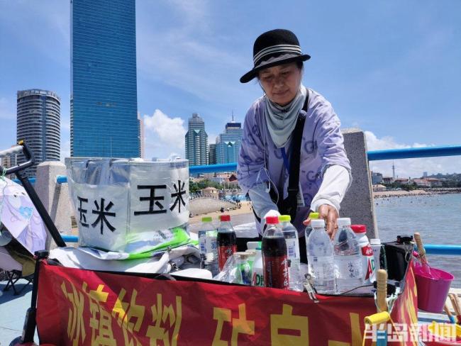 女大学生捡手机落水被大姨救起 1分钟抢回生命
