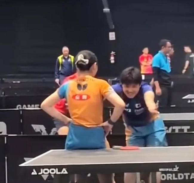 张本智和在妹妹面前跳舞