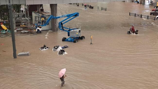 美國新墨西哥州暴雨天氣引發(fā)山洪 夏令營成生死絕境