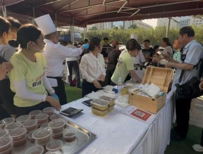 鄭州無星級(jí)酒店擺攤創(chuàng)銷售紀(jì)錄 日入3萬引熱議