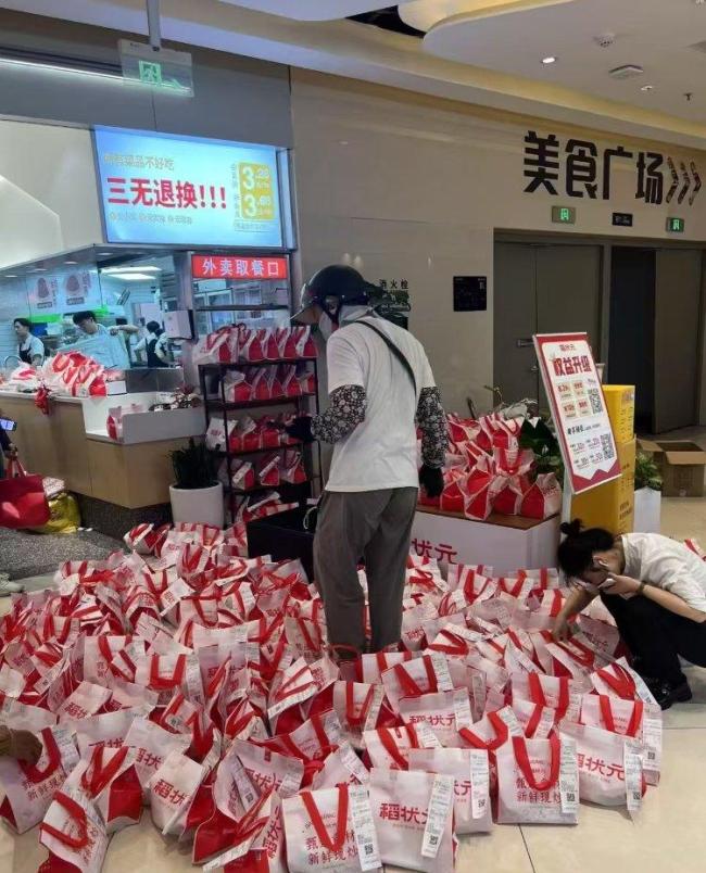 全国网友薅外卖大战羊毛,有商家1小时接300单,有骑手一晚挣千元 外卖平台订单创纪录