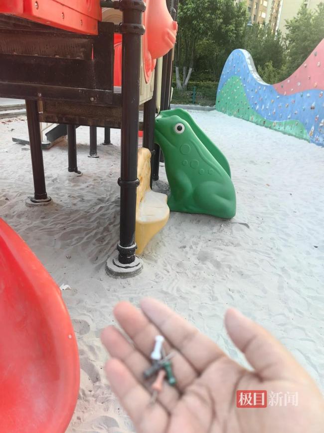 公園兒童滑梯下方沙坑內(nèi)現(xiàn)大量圖釘 安全隱患引關(guān)注