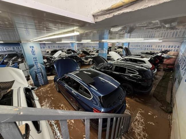 重慶暴雨車行老板稱70輛車泡水