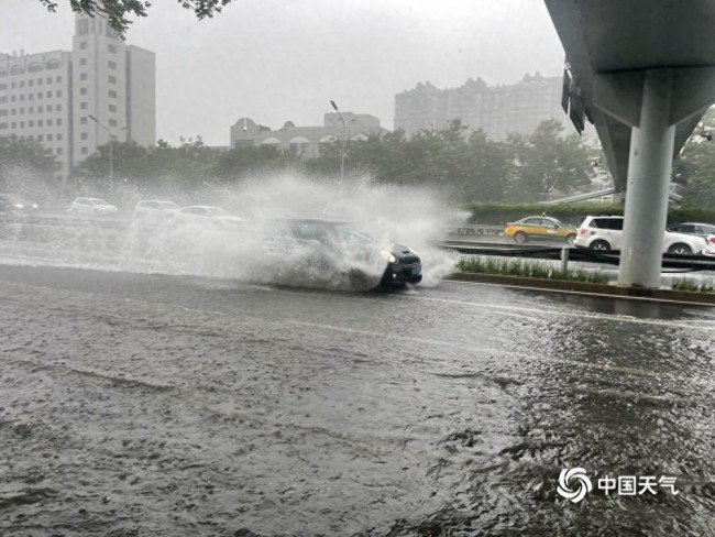 实拍：北京大雨道路积水 行车如划船！