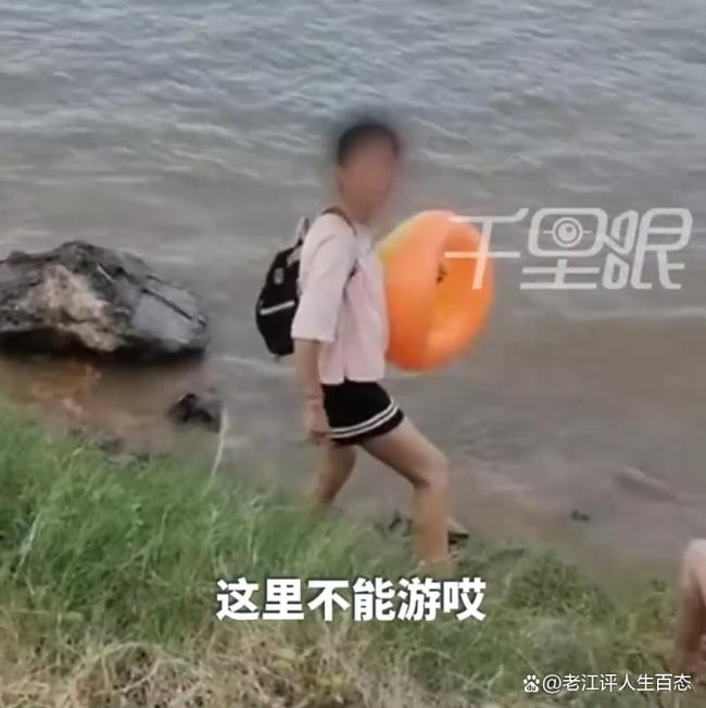 女子讓娃游野泳好心人苦勸1分鐘