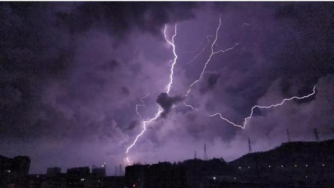 深圳3小時(shí)閃電1206次 電光如銀蛇狂舞