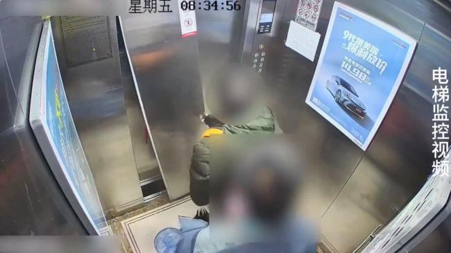 男子著急上班 扇了電梯3巴掌被拘