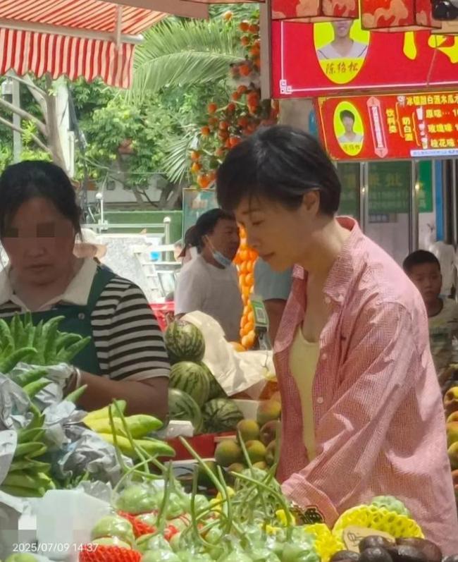 演員吳越逛昆明菜市場 貼近生活顯親和