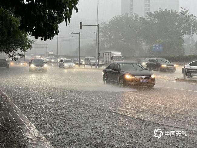 實拍：北京大雨道路積水 行車如劃船,！