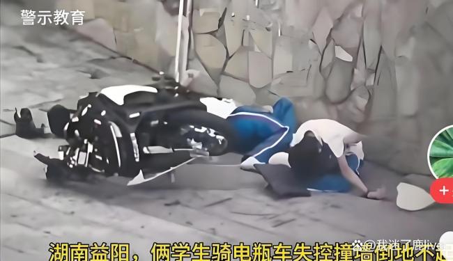 博主評兩初中生騎摩托撞墻身亡 血色青春的警示