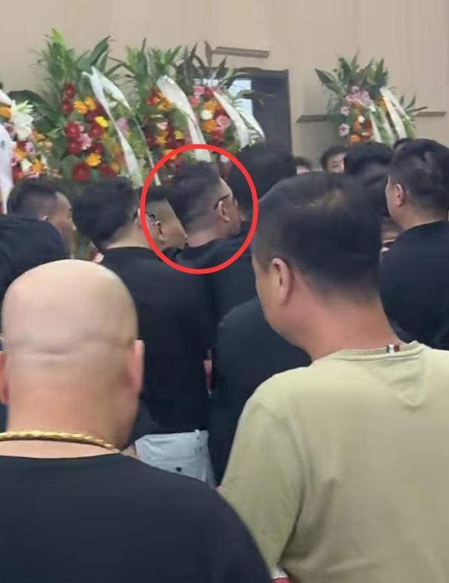 曝杨少华儿子悲伤过度从灵堂被抬出 痛失至亲悲痛欲绝