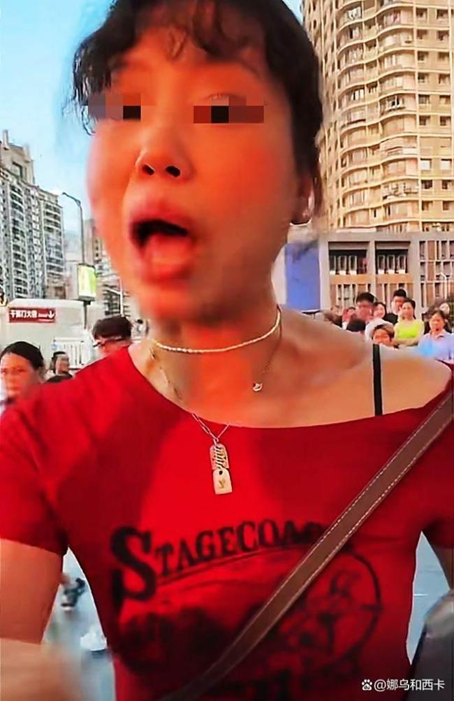 游客在景区遭红衣女子拉拽拍照 强买强卖惹争议