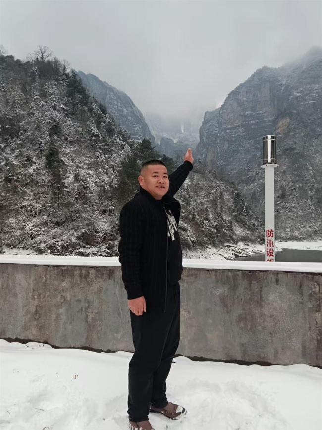 张家界司机病发离世前救下一车游客 用生命守护乘客安全