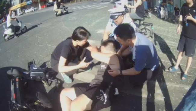 十字路口男子病發(fā)栽倒  警民聯(lián)手成功救援