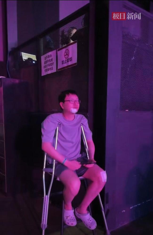 庞麦郎深圳演唱会约400名听众 特殊粉丝拄拐捧场