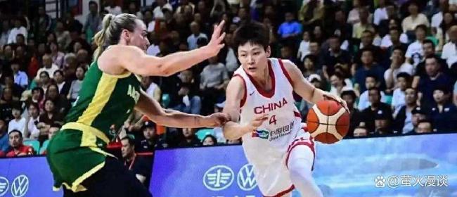 太危险了！中国队传张子宇被识破 多人围堵都坐到了女姚明身上 藏锋战术引争议