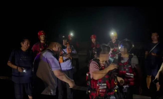 两女子深夜抓蟹被困滩涂