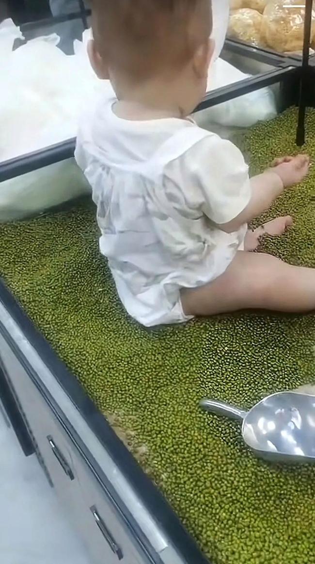 穿紙尿褲小孩坐綠豆框玩耍 超市回應(yīng)