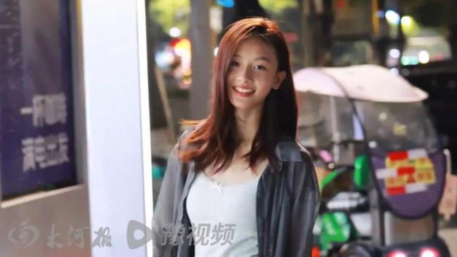 4歲南陽素人女孩街拍走紅神似張柏芝
